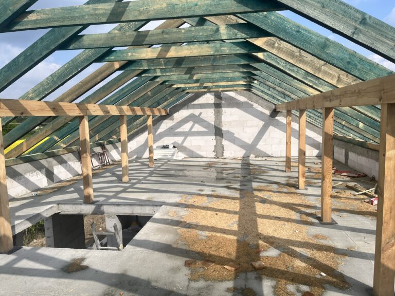 Więźba na wielkim strychu